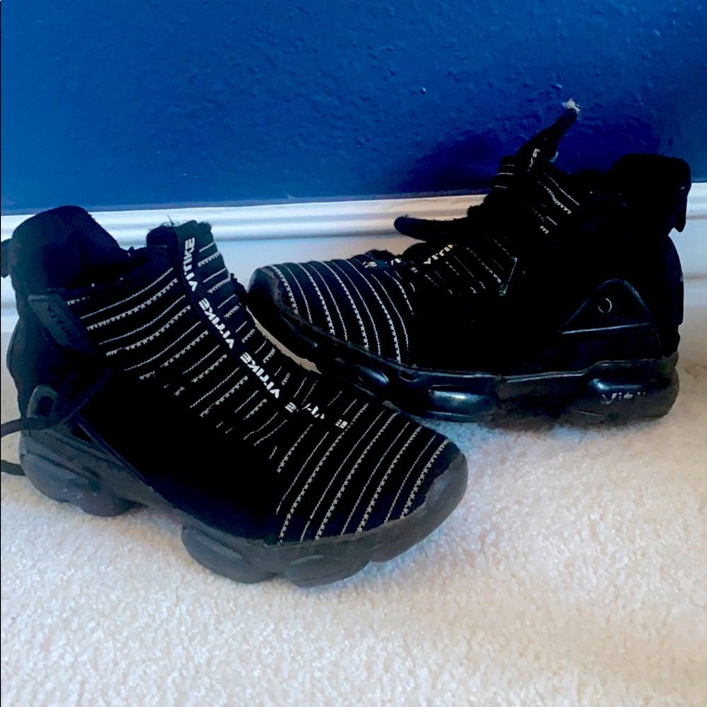 Unisex Black Basketball Shoes!